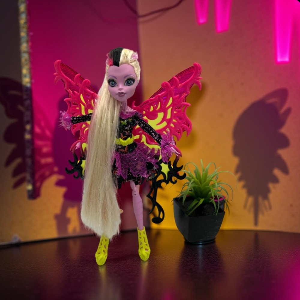 Monster High BONITA FEMUR Freaky Fusion Hybrid of Skelton & Moth Discontinued - Picture 3 of 15